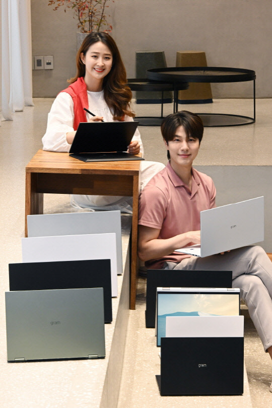 LG전자 모델이 다양한 LG그램 라인업을 소개하고 있다. <LG전자 제공>